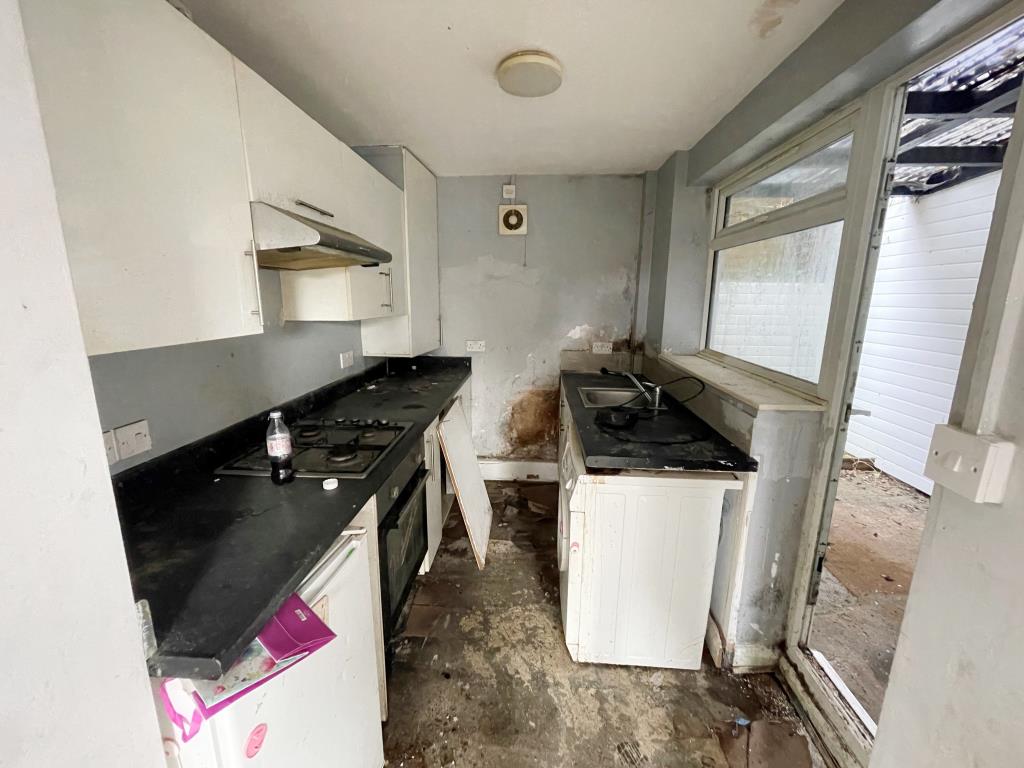 Lot: 34 - THREE-BEDROOM HOUSE FOR IMPROVEMENT - Kitchen with fitted units